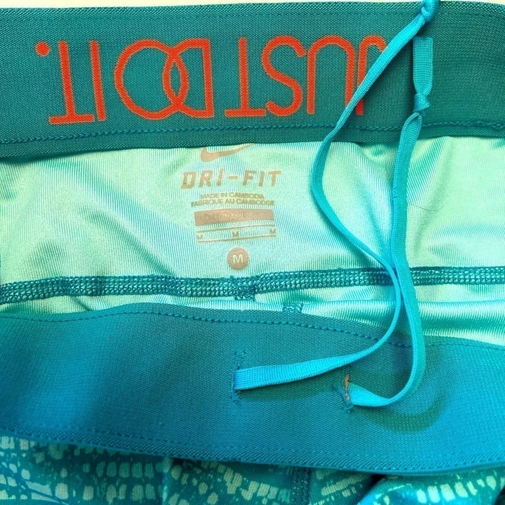 Nike women’s Dri fit active Just Do It cropped capri teal legging in size M. G19